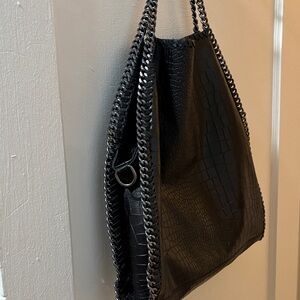 Elegant Black Croc-Pattern Shoulder Bag